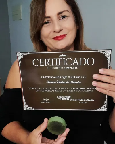 Aluna com certificado